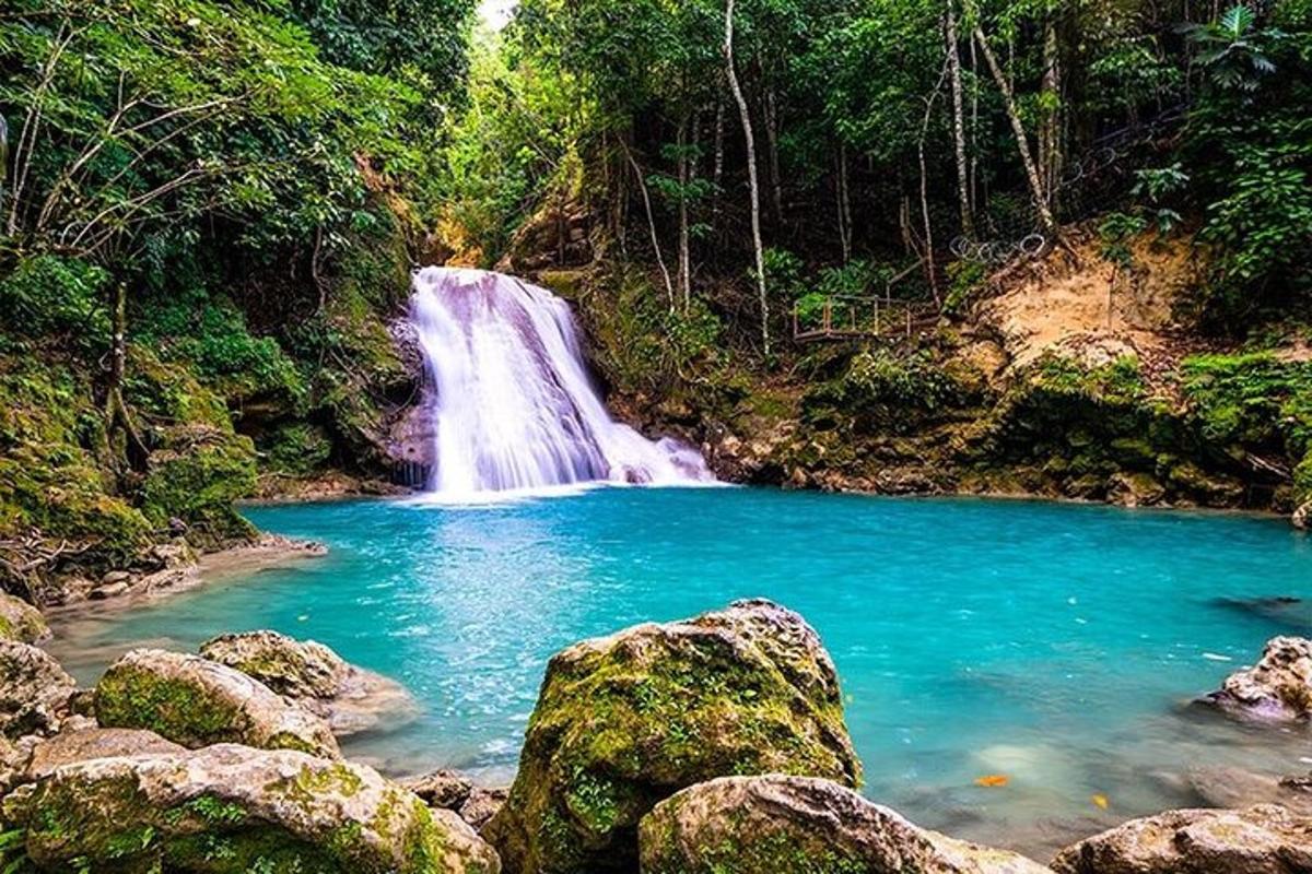 een waterval in het midden van een plas blauw water