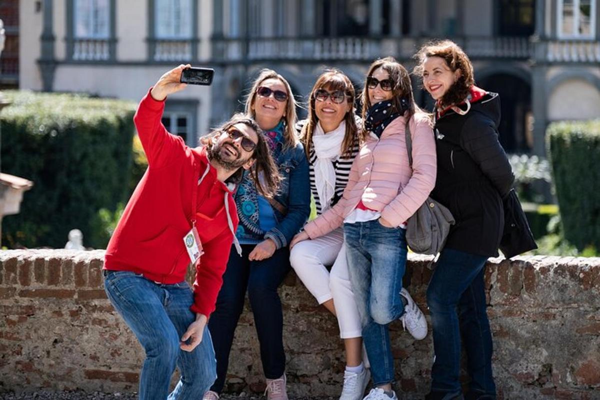 група жена које позирају за фотографију