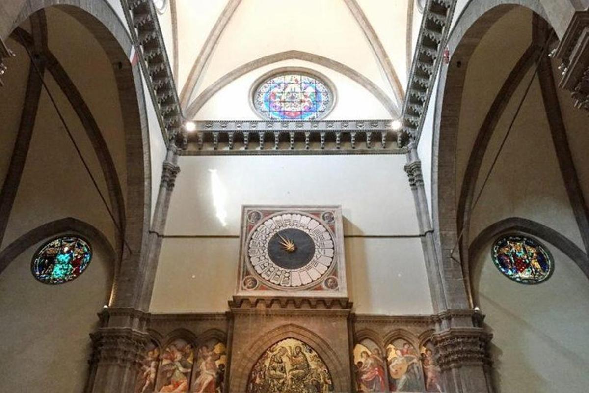 jam besar di gereja dengan tingkap kaca berwarna