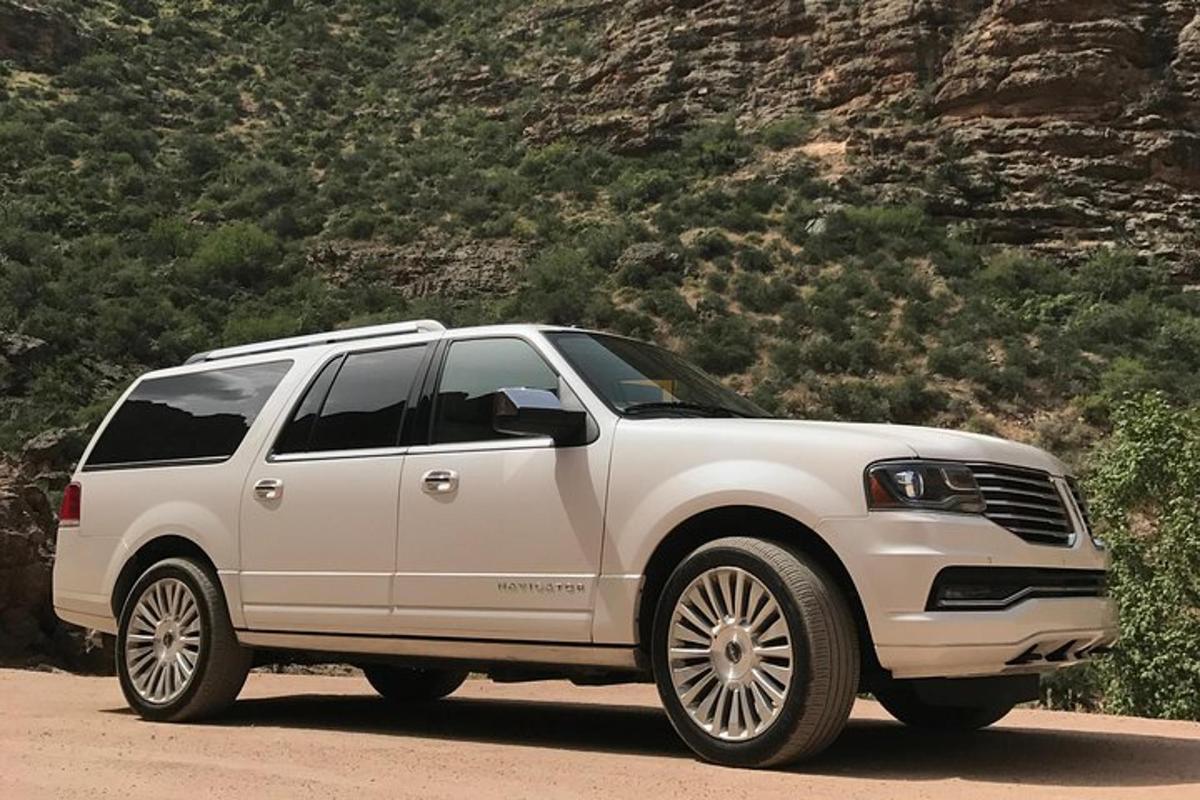 ένα λευκό SUV παρκαρισμένο σε χωματόδρομο