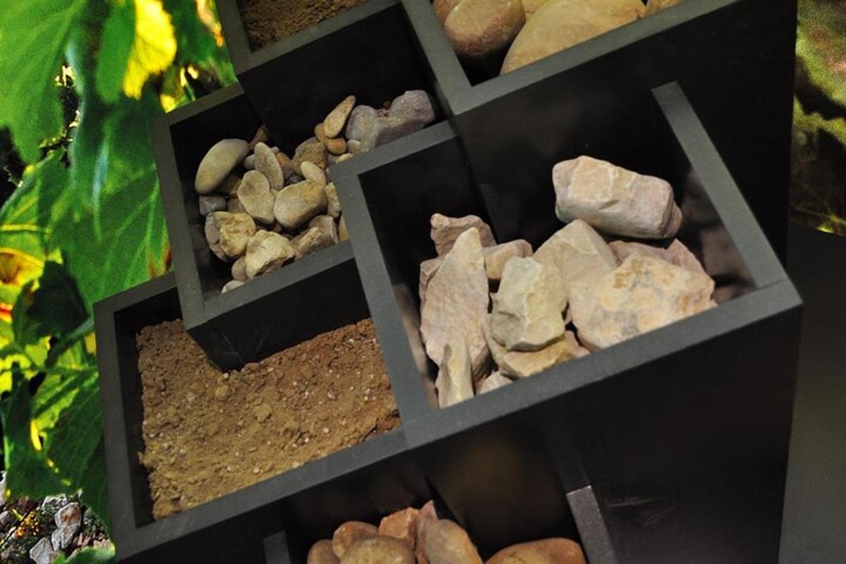 eine Ausstellung von Steinen und anderen Steinen in Kisten