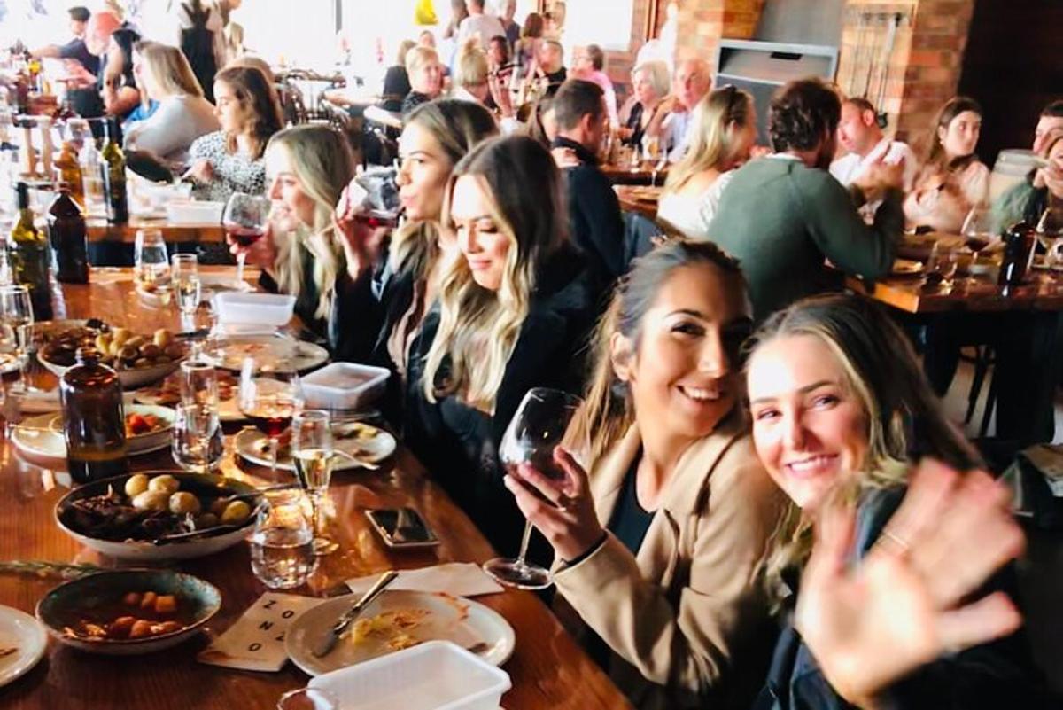 um grupo de mulheres sentadas à mesa de um restaurante