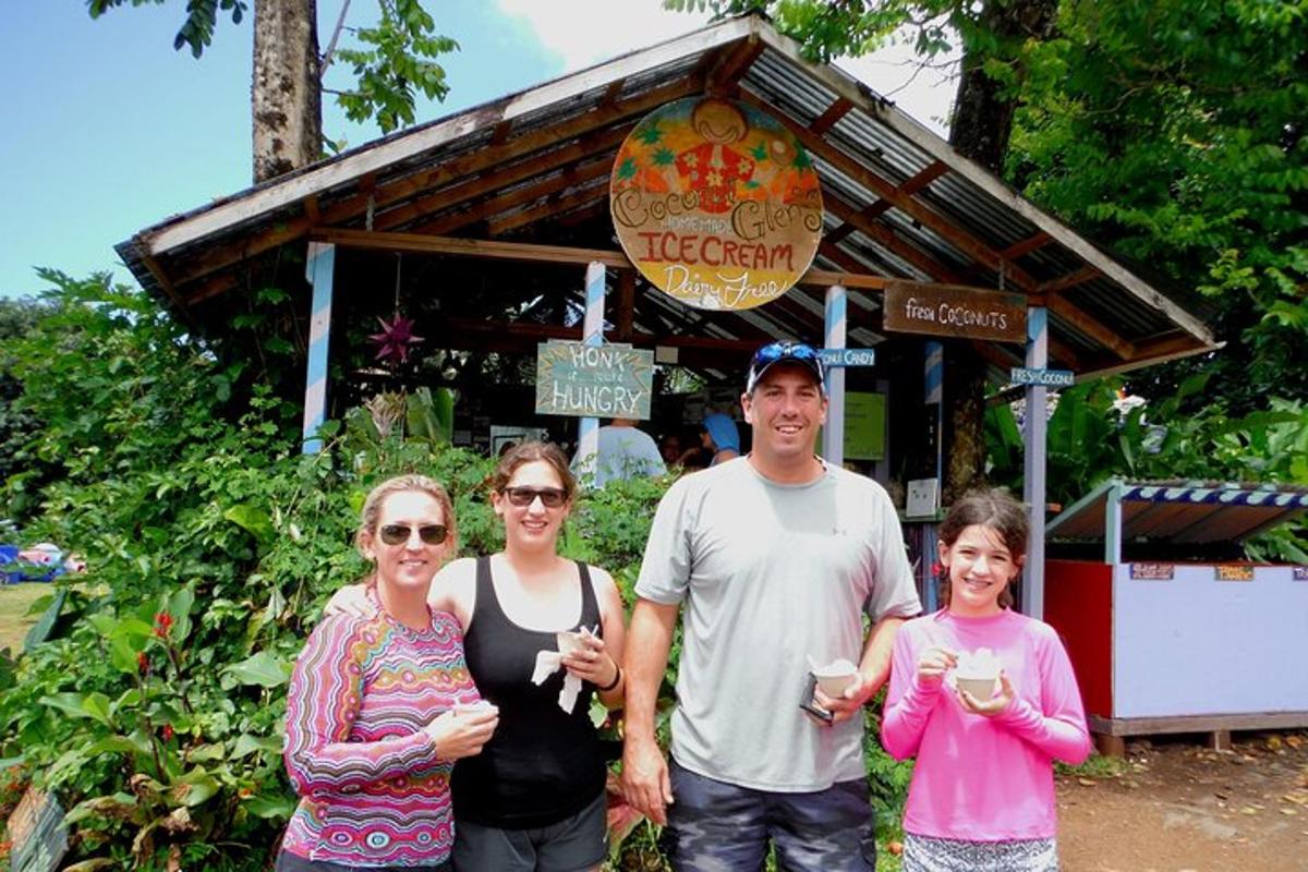 uma família posando para uma foto em frente a um restaurante