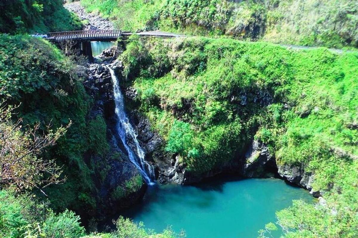 uma ponte sobre um rio ao lado de uma cachoeira