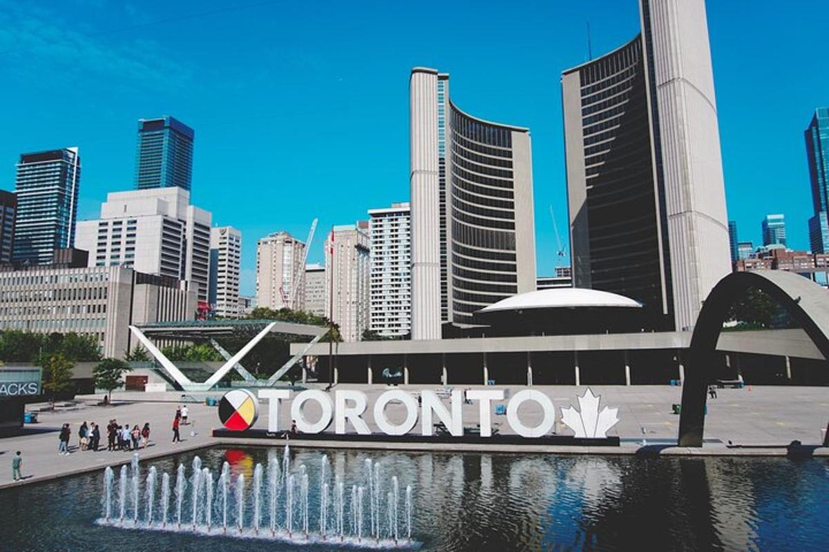 Útsýni yfir Toronto-skiltið fyrir framan borg