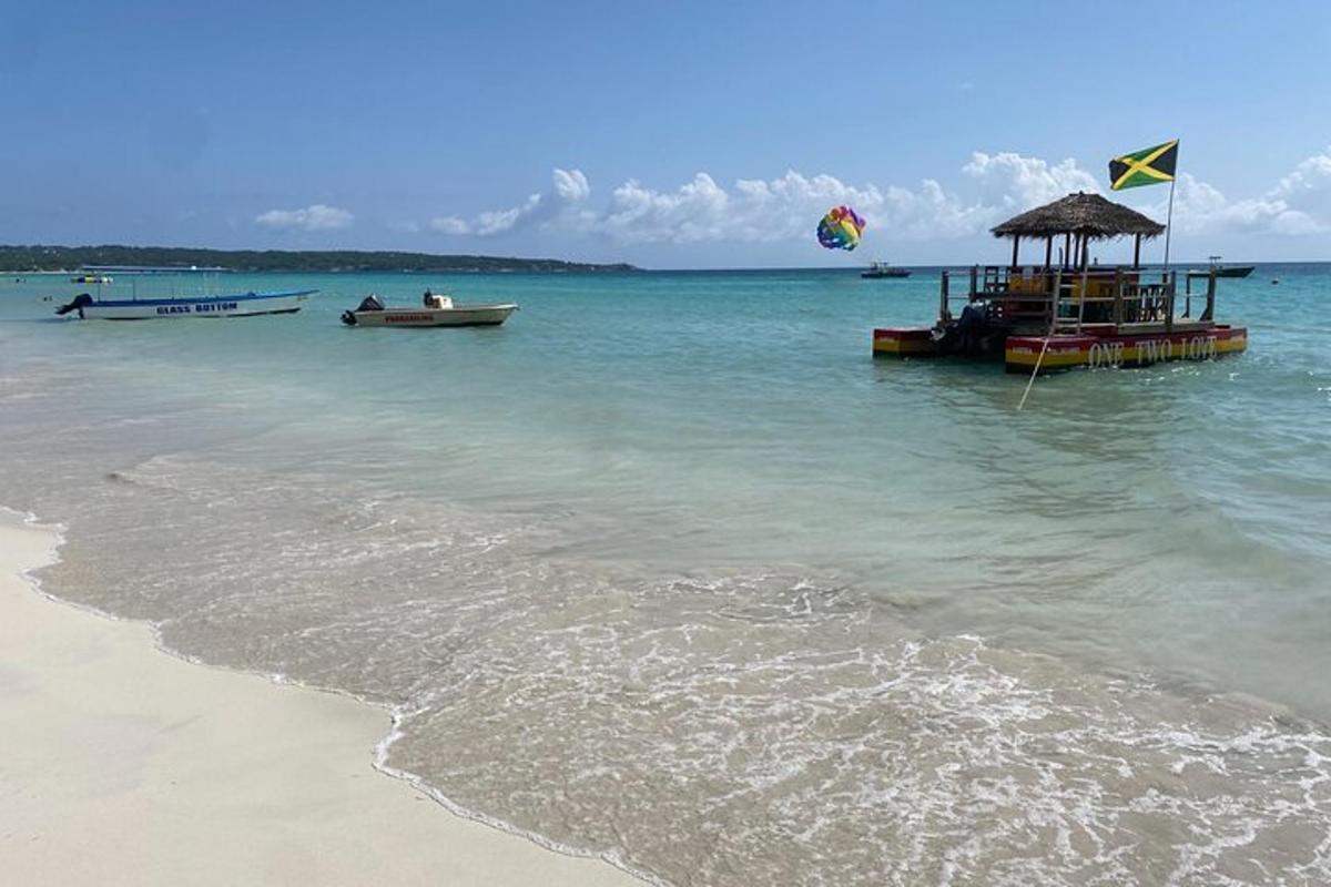 dos barcos en el agua junto a una playa
