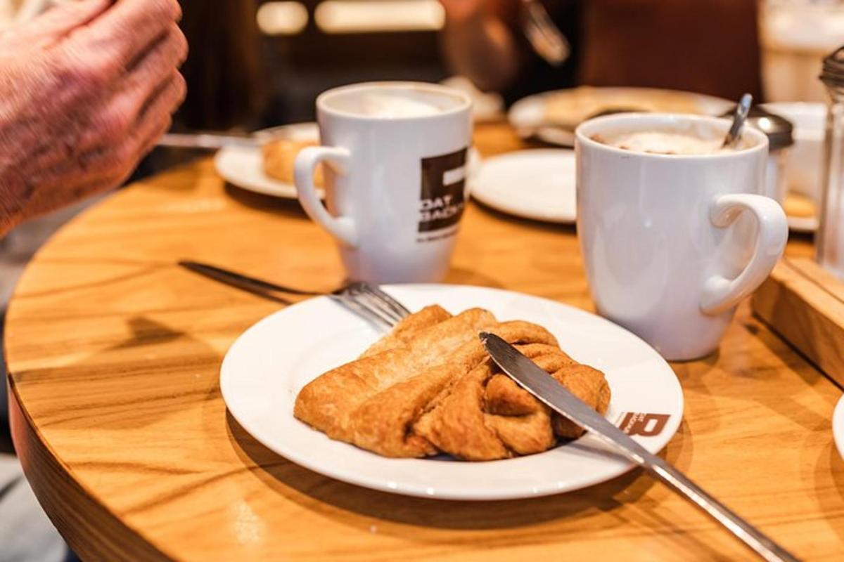 pöytä, jossa on ruokalautasia ja kahvikuppeja