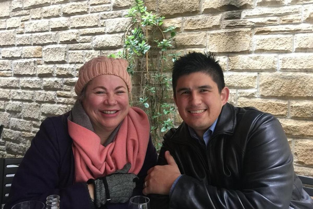 رجل وامرأة يلتقطان صورة