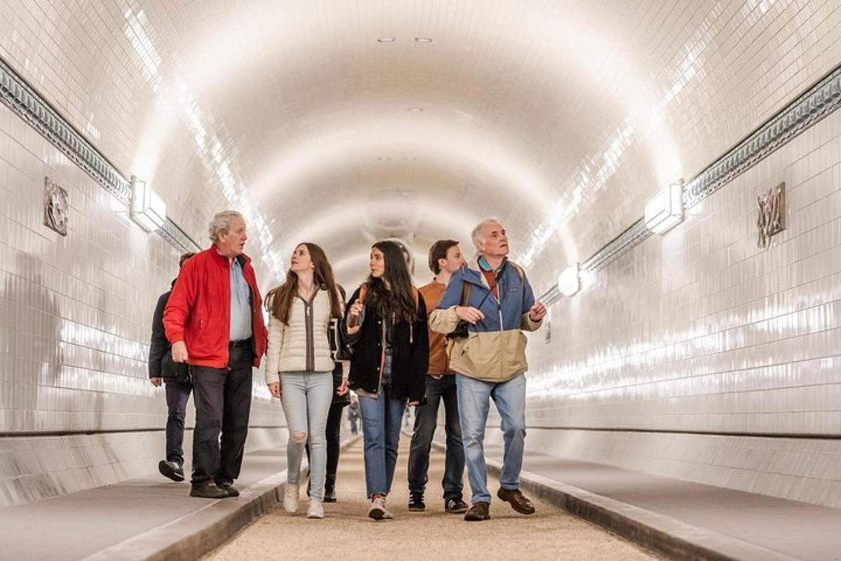un grup de oameni care merg printr-un tunel