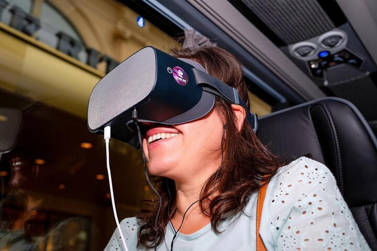 Egy nő virtuális valóság kalapot és szemüveget visel