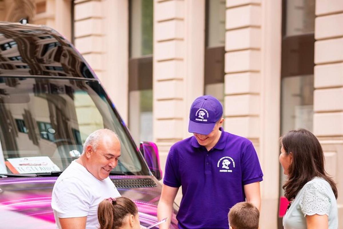 egy csoport ember áll egy autó közelében