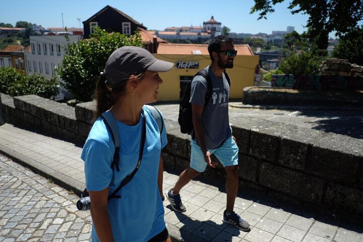 Un hombre y una mujer caminando por una calle