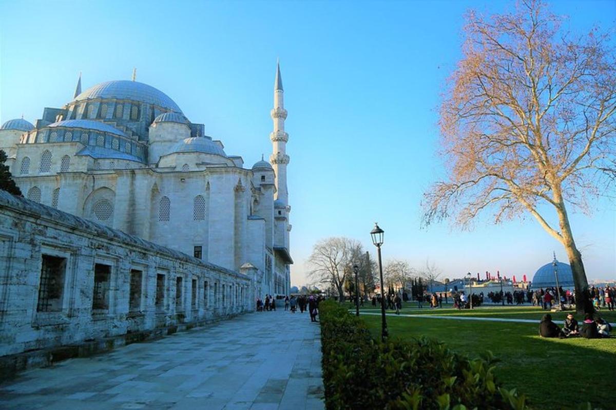 un edificio bianco con una moschea in un parco