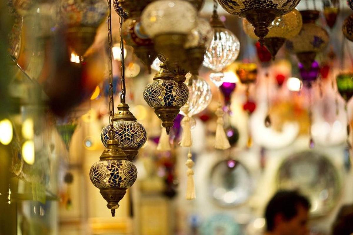 مجموعة من الأضواء معلقة في المتجر