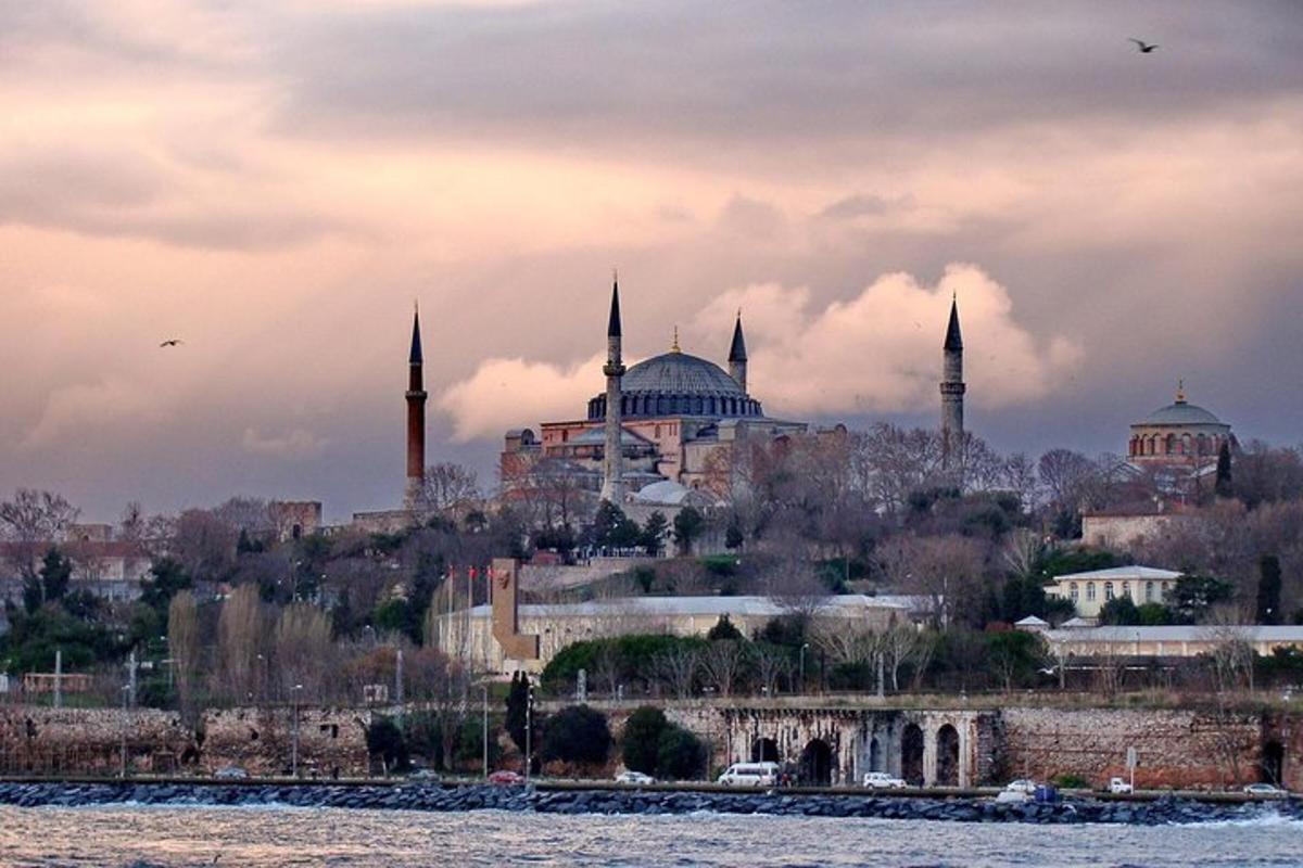 una vista di una città con moschee su una collina