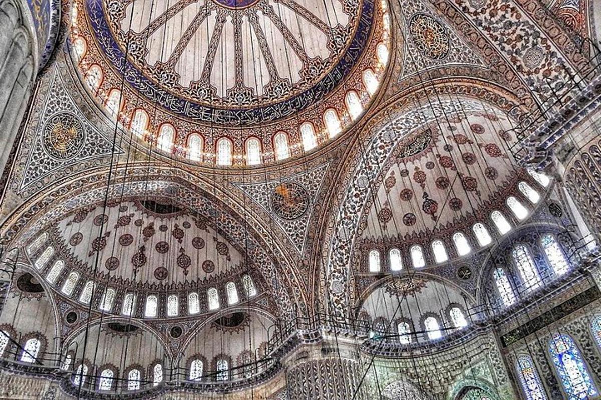un grande edificio con soffitti a cupola e un grande soffitto