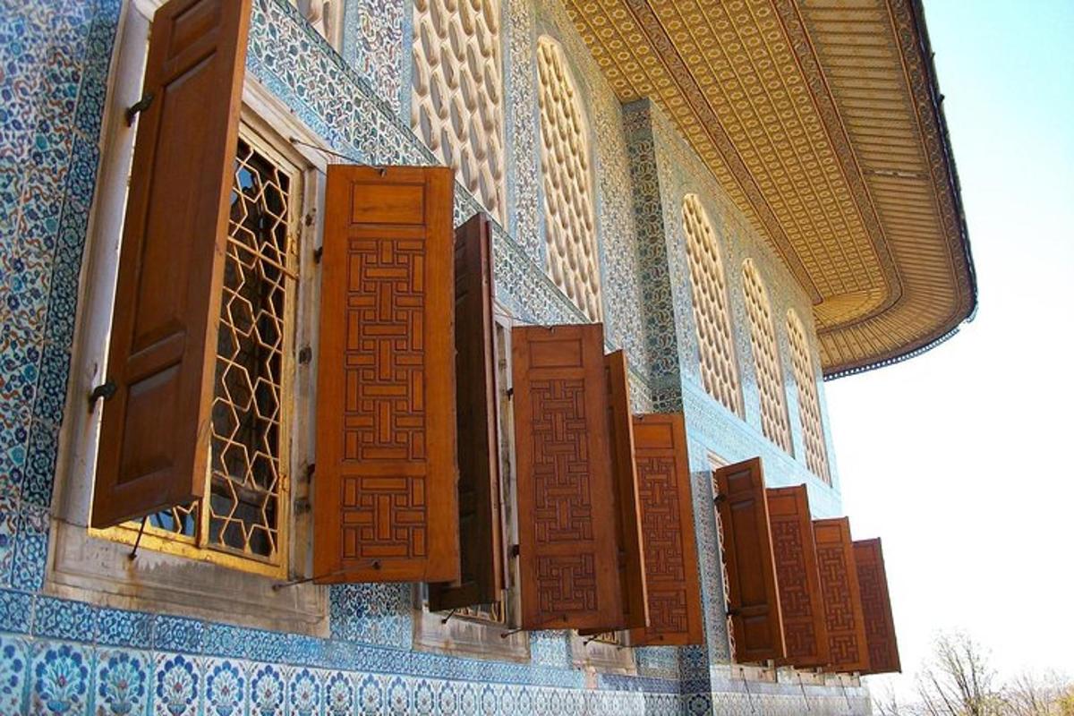 un edificio con porte e finestre in legno