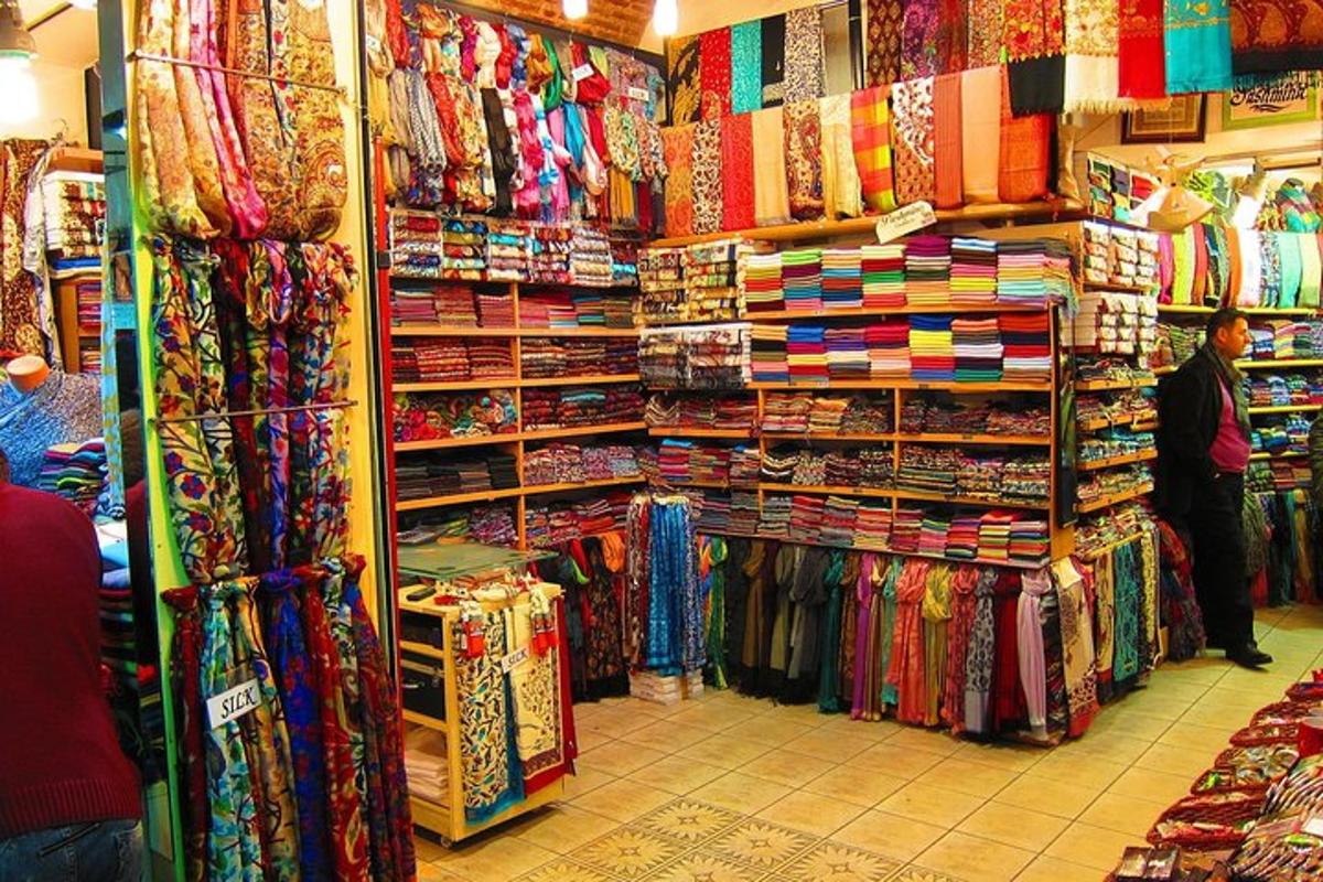 un negozio pieno di tanti tipi diversi di cravatte