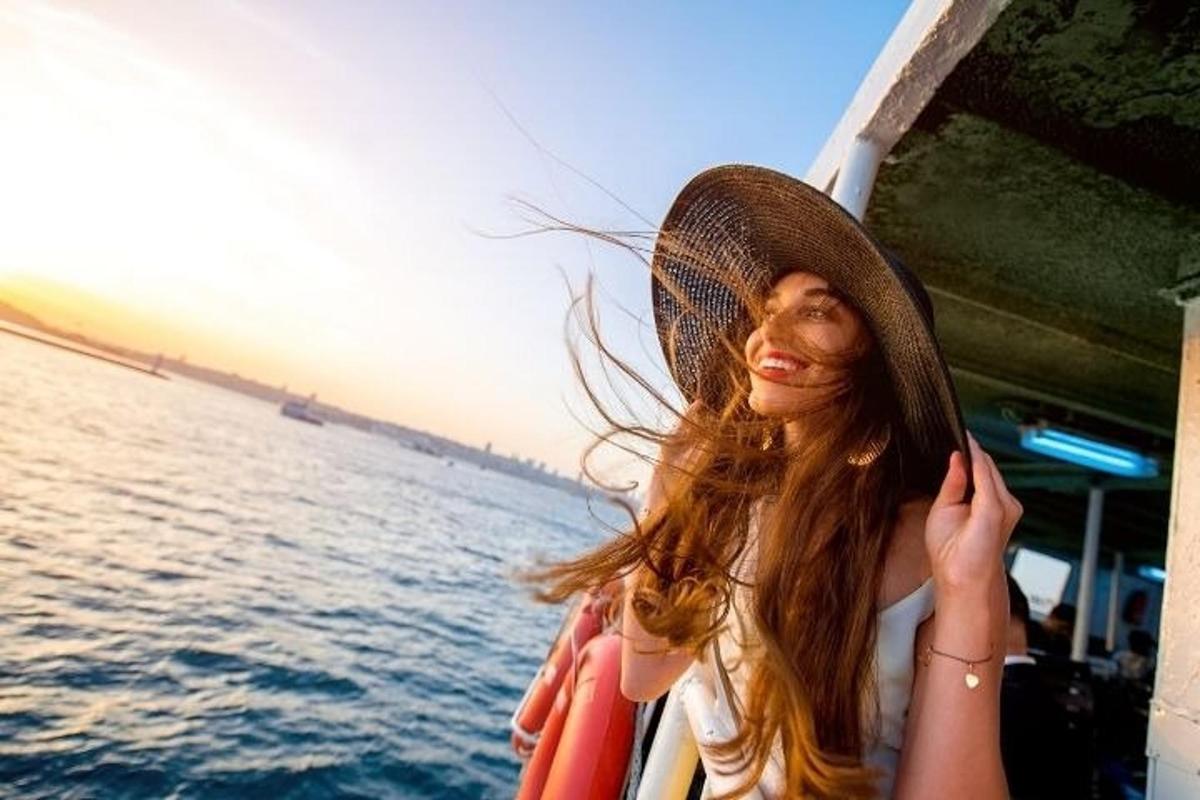 una donna che indossa un cappello di paglia su una barca