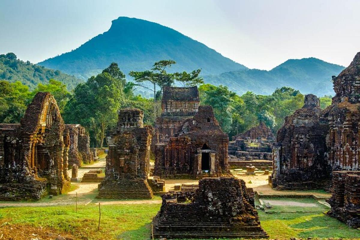 uma vista de um templo com uma montanha ao fundo