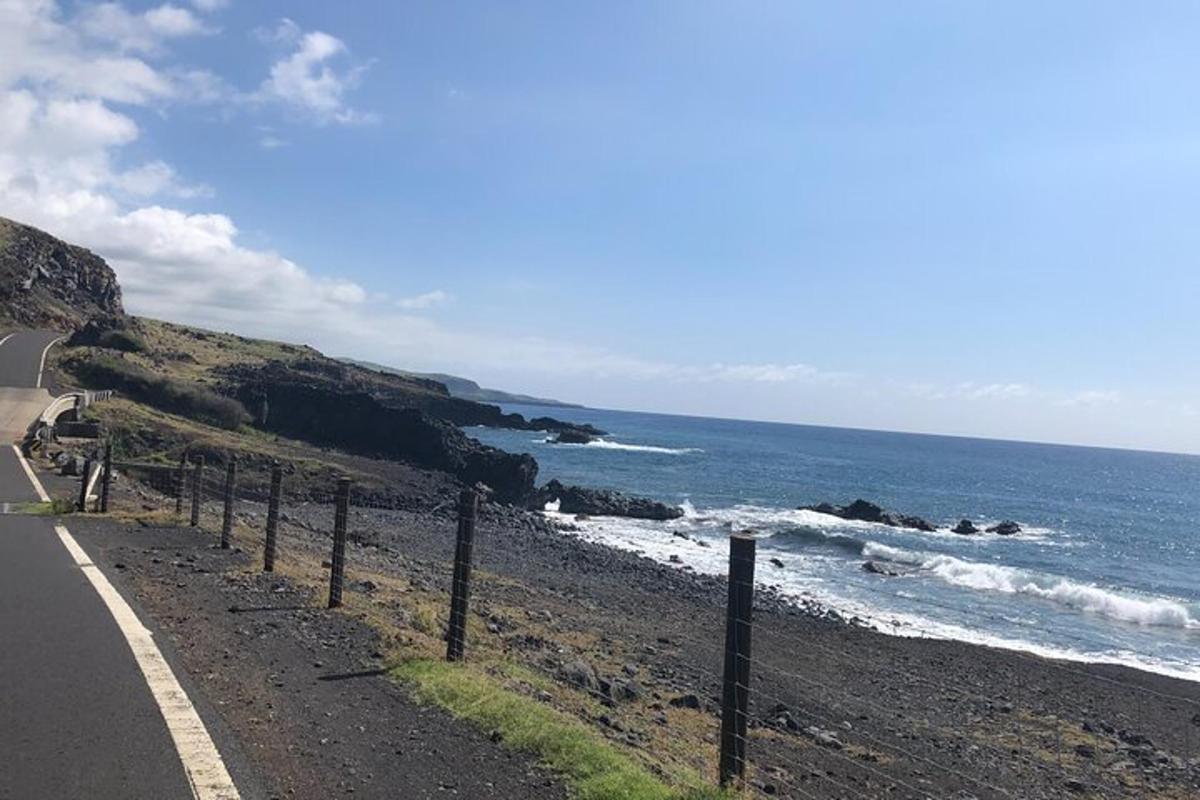 una strada accanto a una spiaggia vicino all'oceano