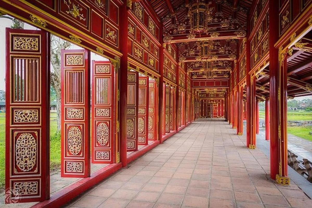 un edificio con colonne rosse e una passerella