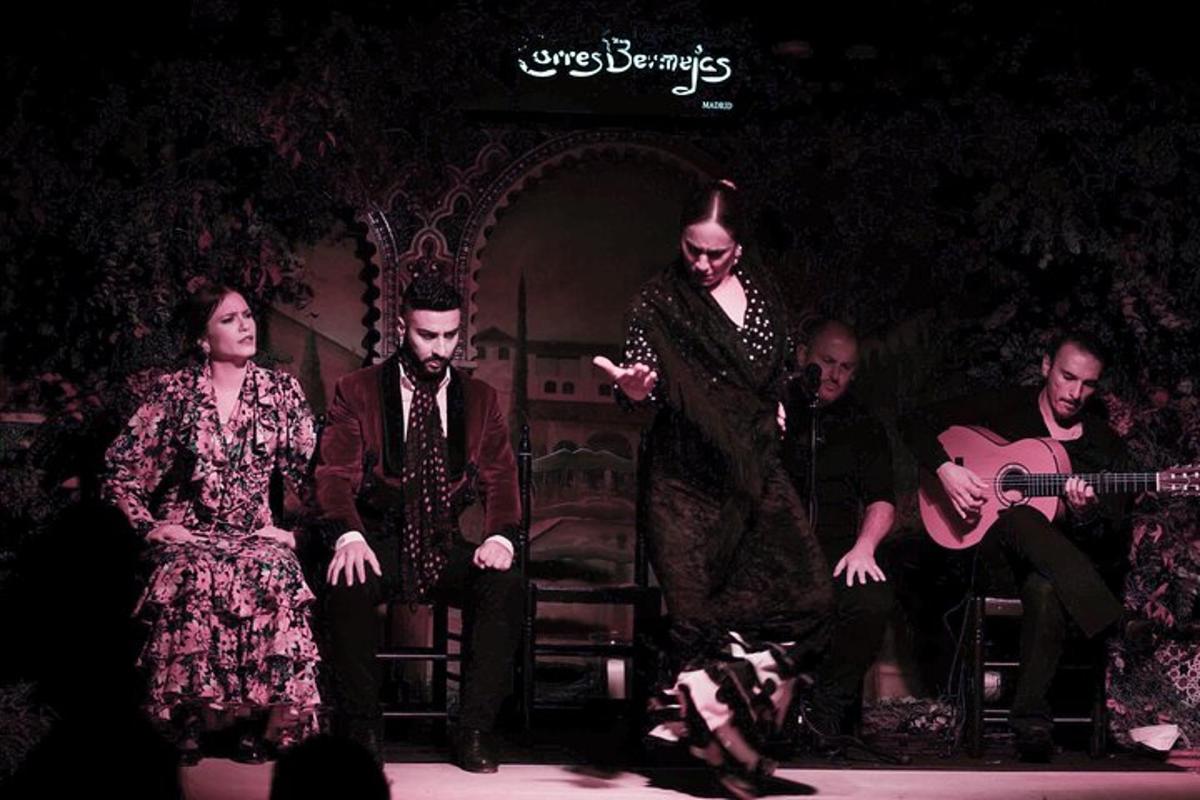 grupa ludzi na scenie z psem