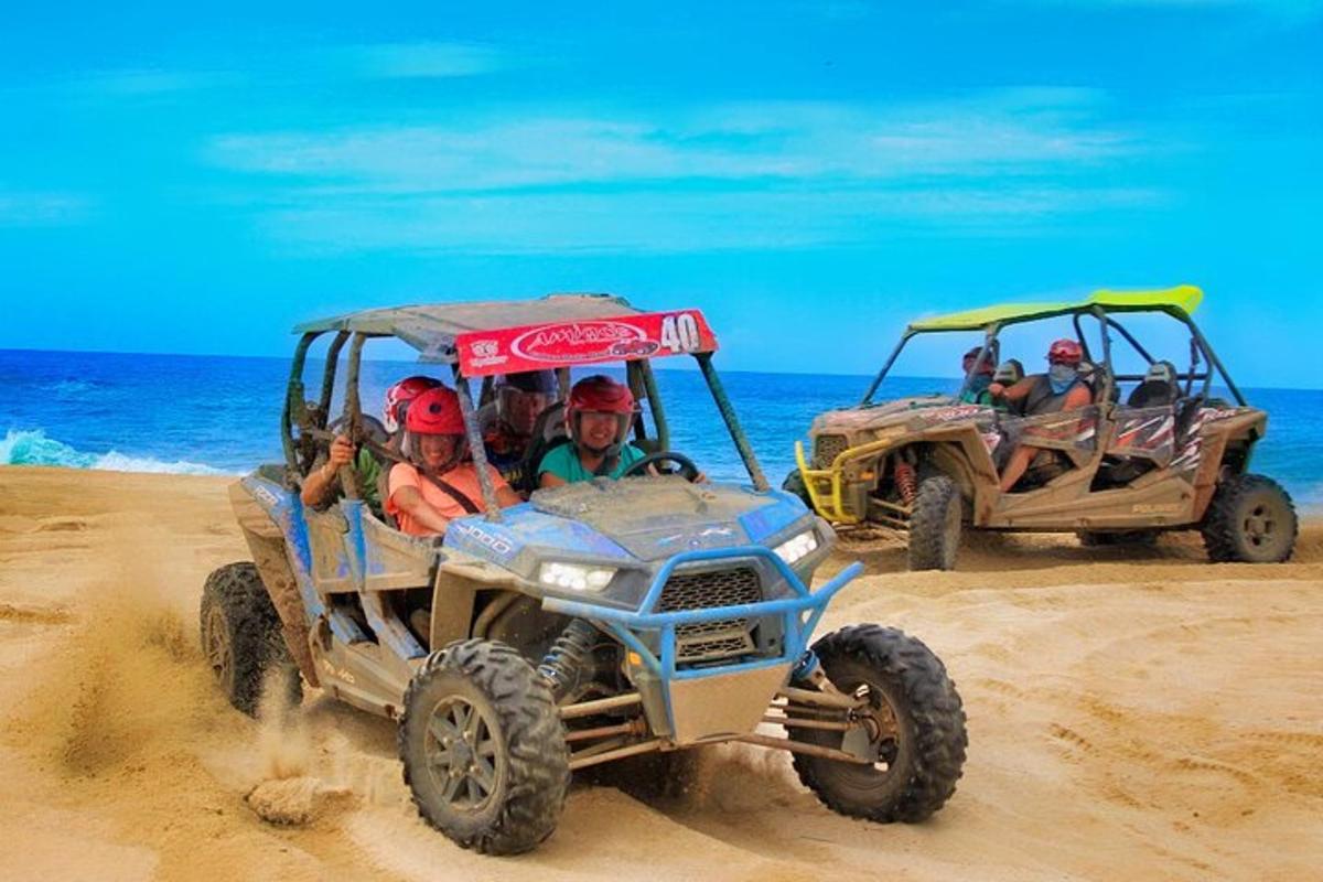 un gruppo di persone in quad sulla spiaggia