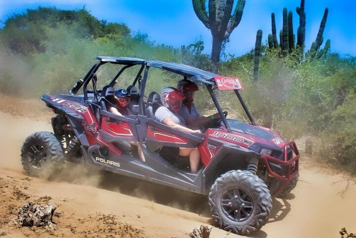 un gruppo di persone che guidano un quad nello sterrato
