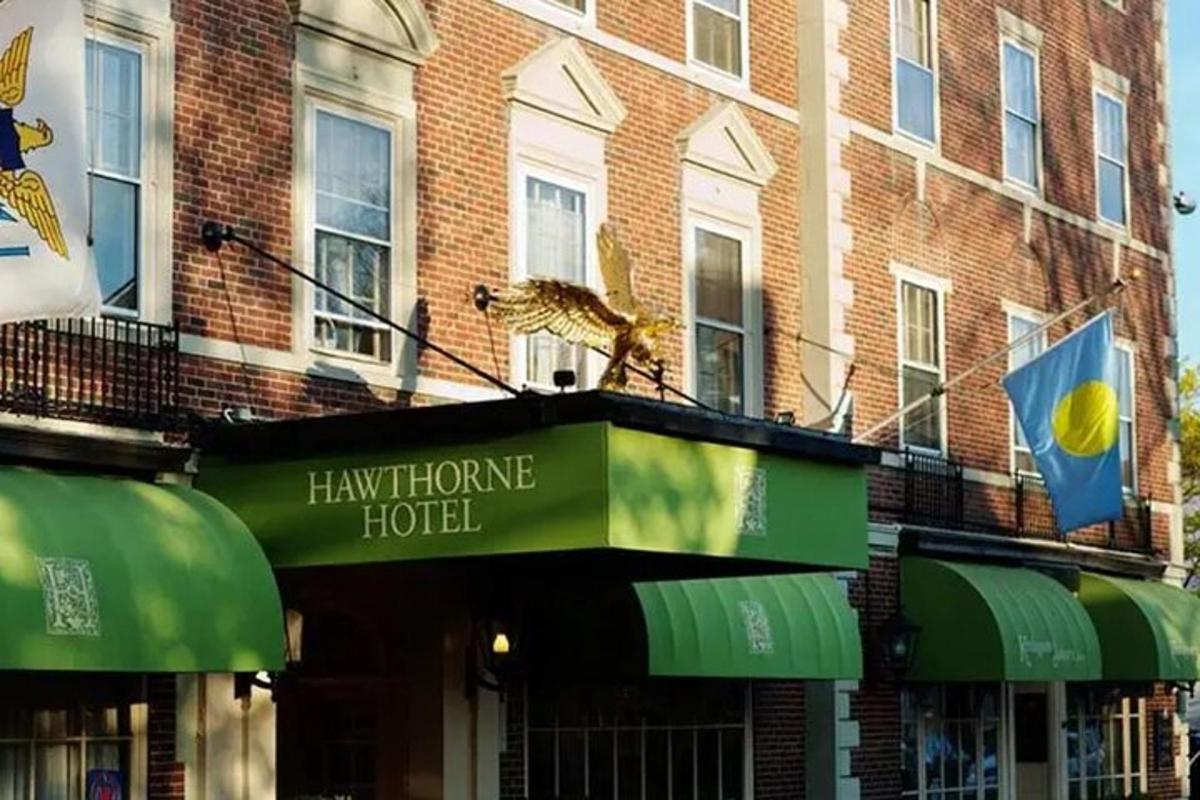 um prédio com uma placa que diz "Harry Home Hotel"