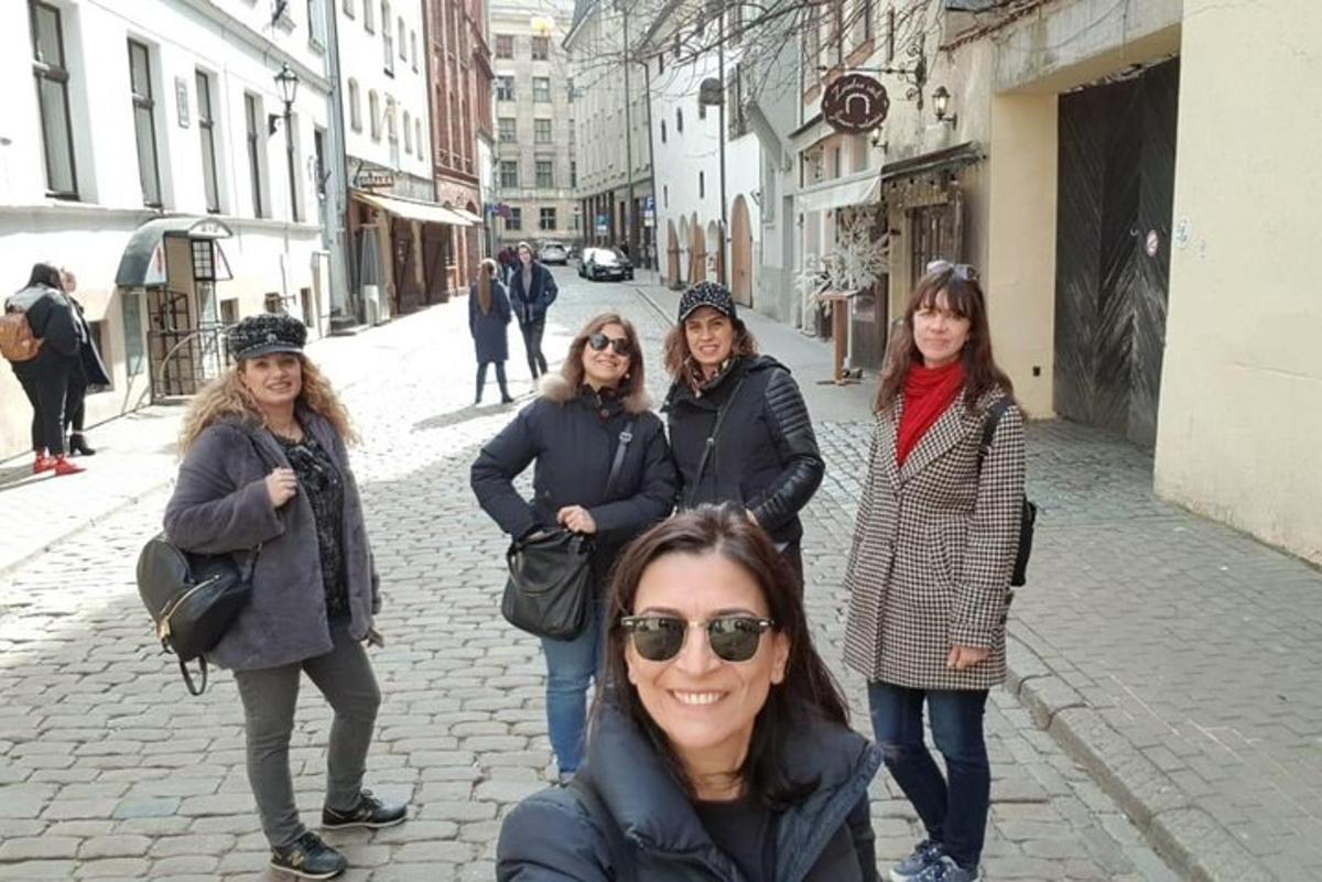 un grupo de mujeres caminando por una calle