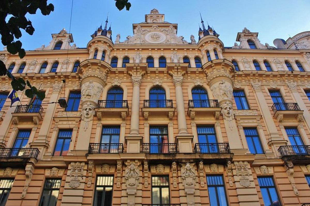 un grande edificio con un orologio in cima
