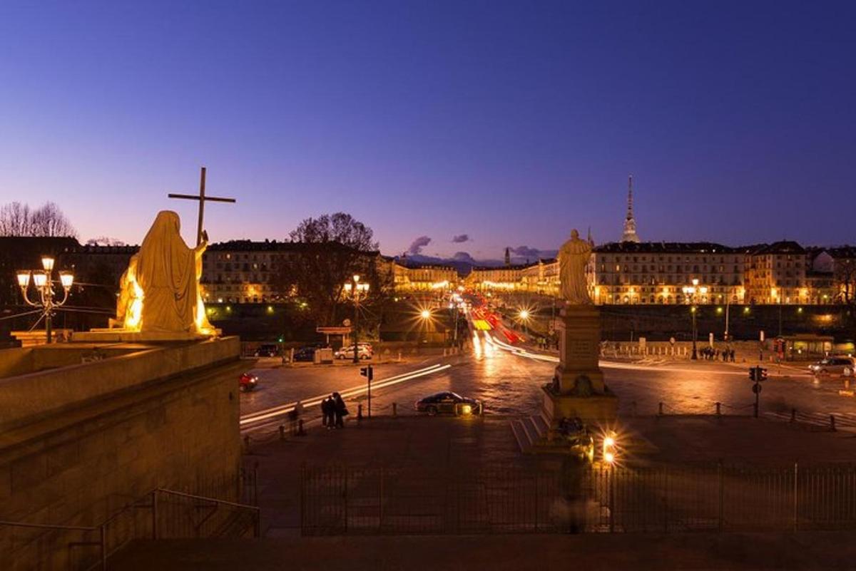 pohled na město v noci s křížem