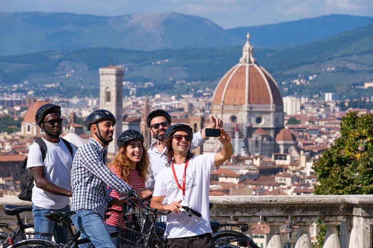 um grupo de pessoas em bicicletas posando para uma foto