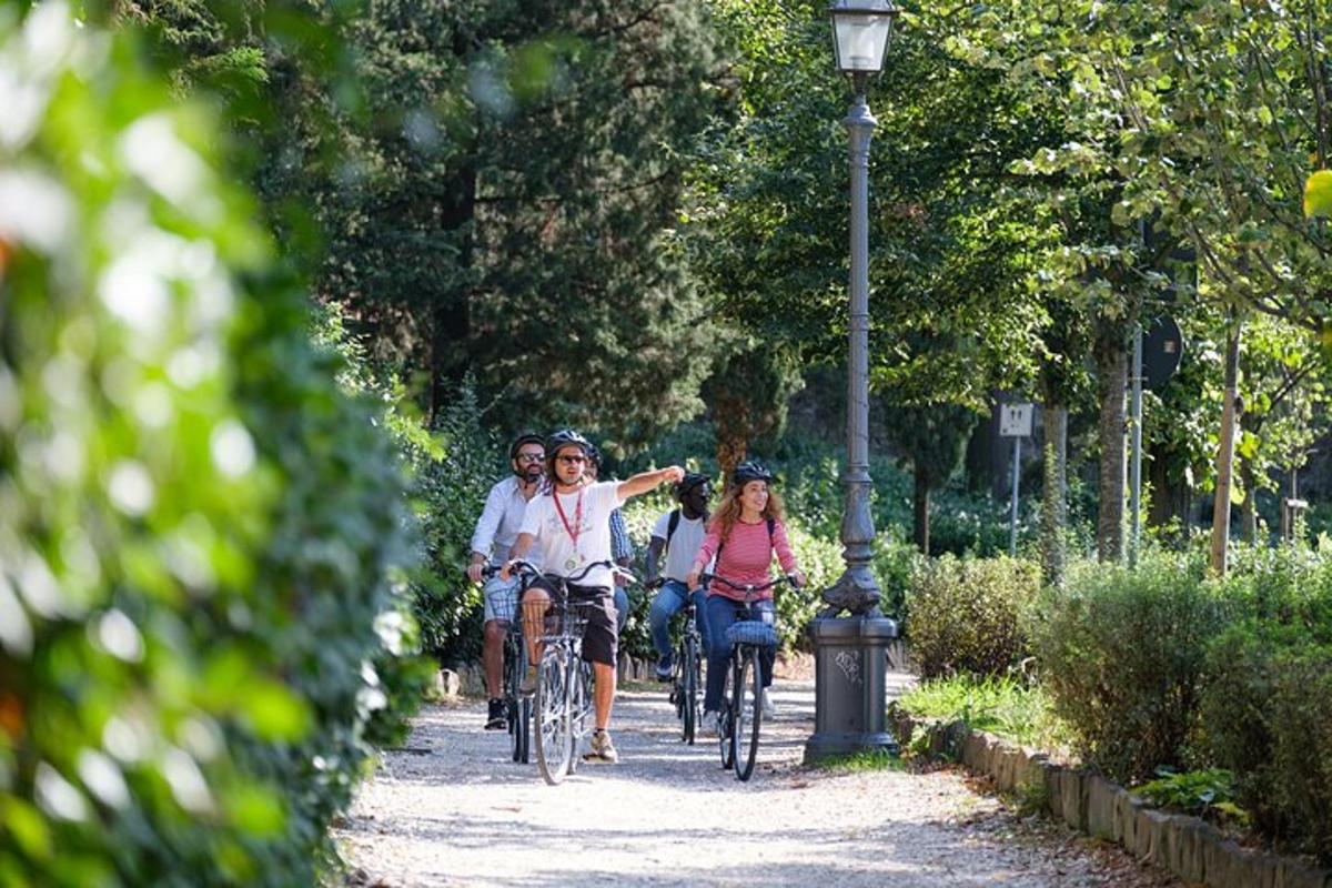 μια ομάδα ανθρώπων που κάνουν ποδήλατο σε ένα μονοπάτι