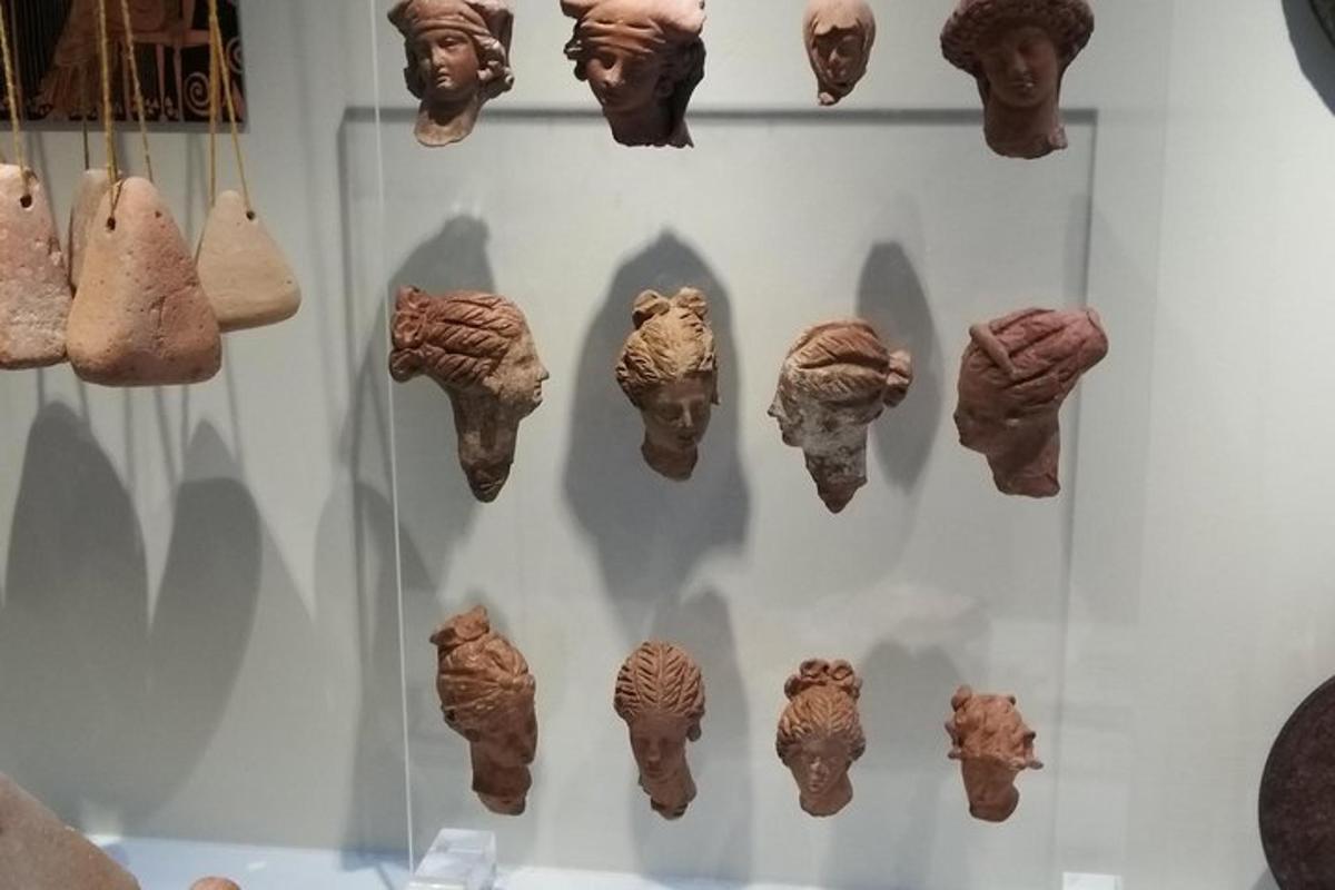 vitrína s mnoha různými druhy artefaktů na zdi