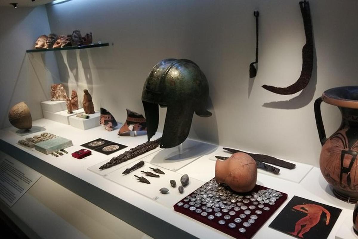 výstava v muzeu s vázami a dalšími artefakty