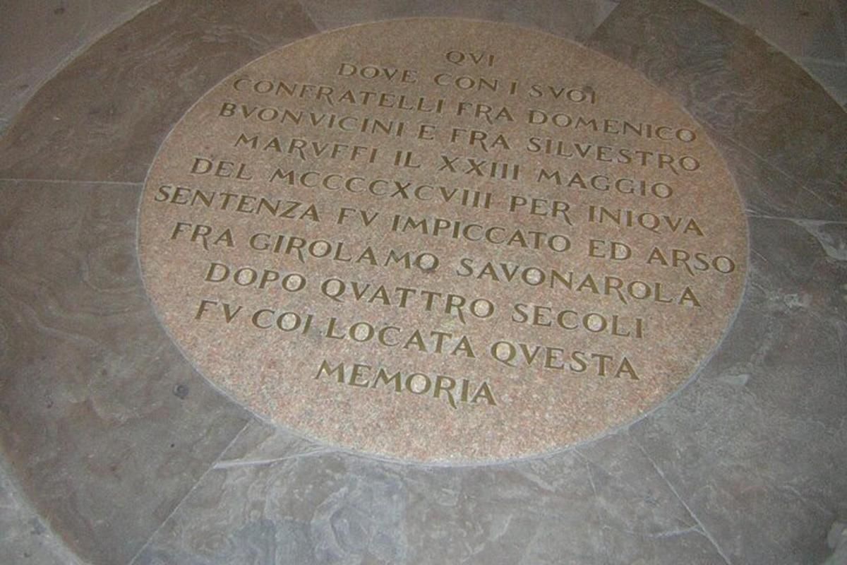 une pierre avec une écriture sur le côté d'un monument