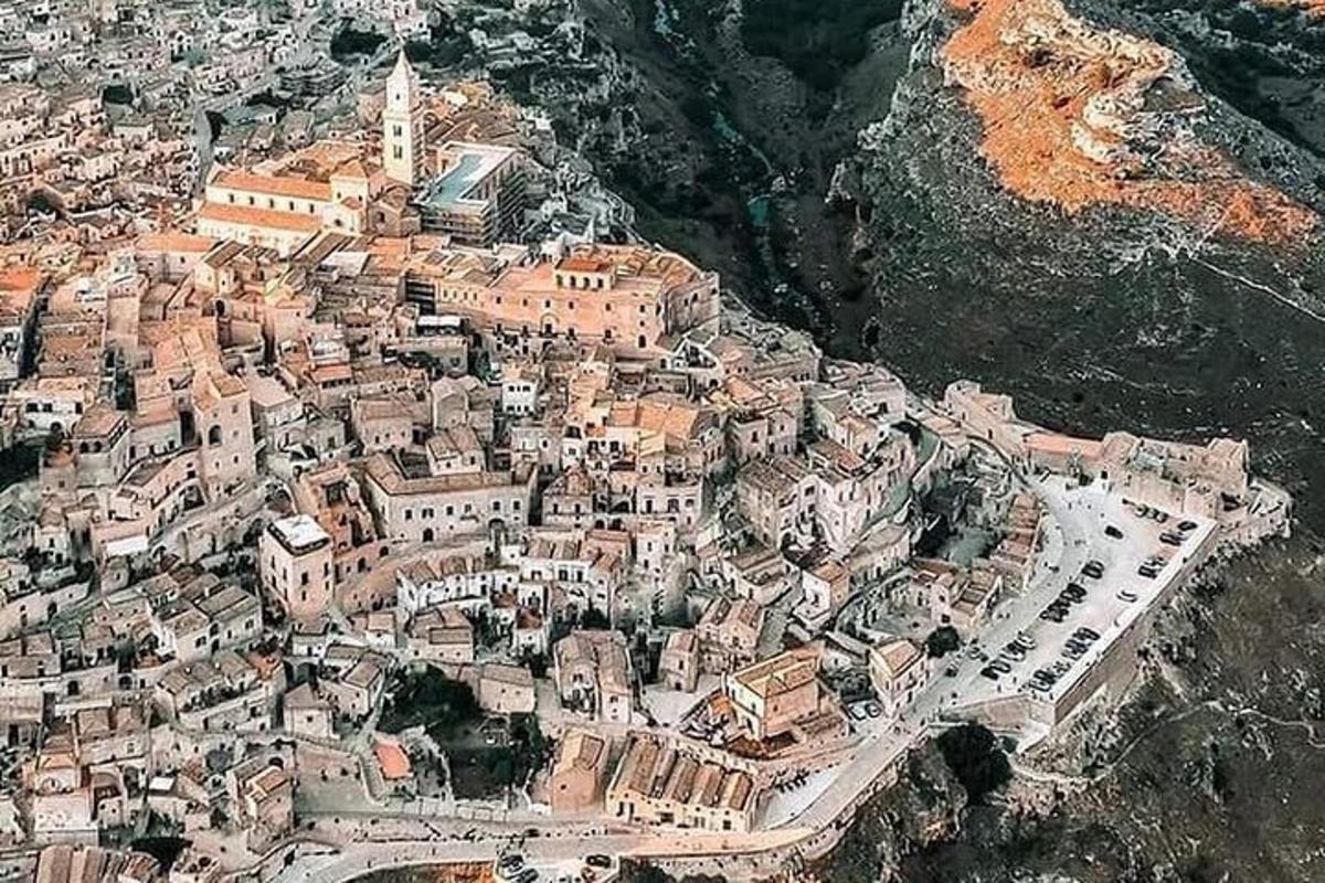 uma vista aérea de uma cidade em uma montanha