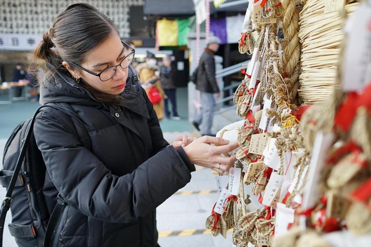 Una mujer está mirando una exhibición de comida.