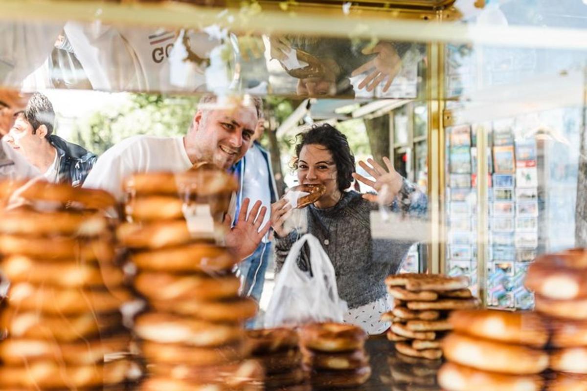 een groep mensen die gebakjes eet in een bakkerij