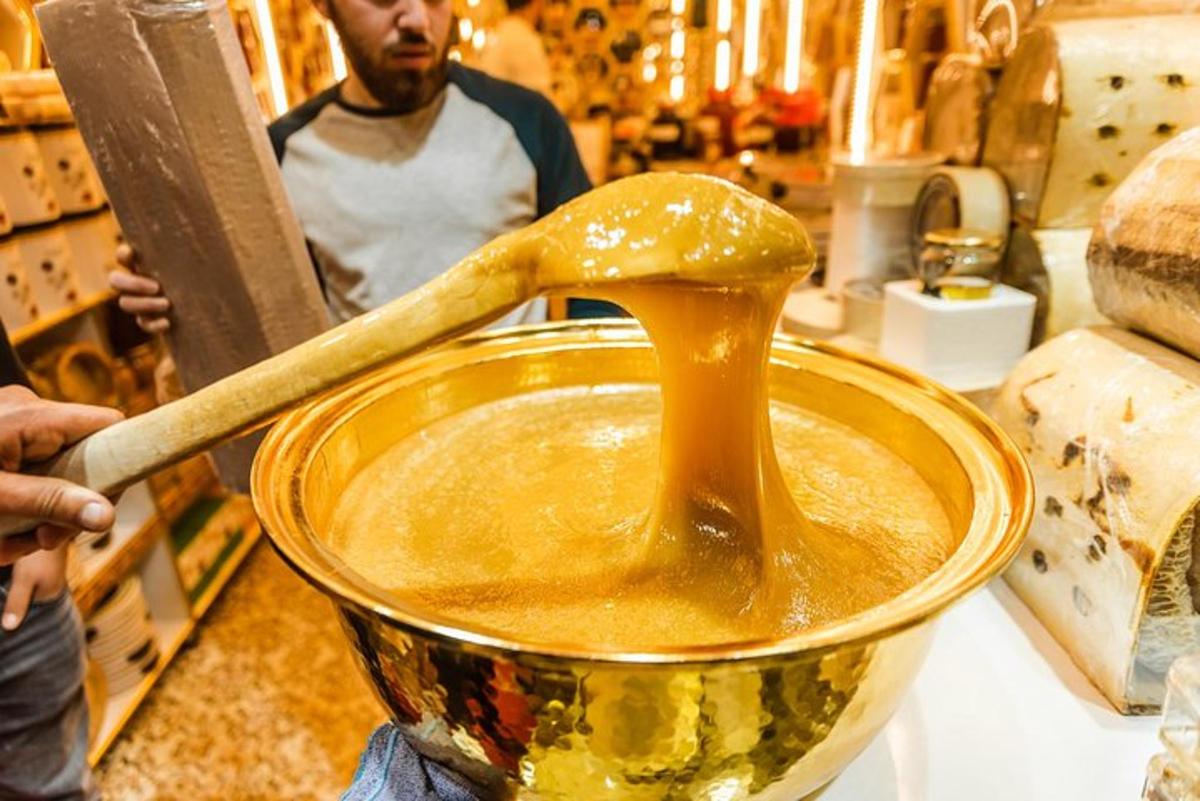 seorang lelaki mencampurkan mangkuk dengan sudu kayu
