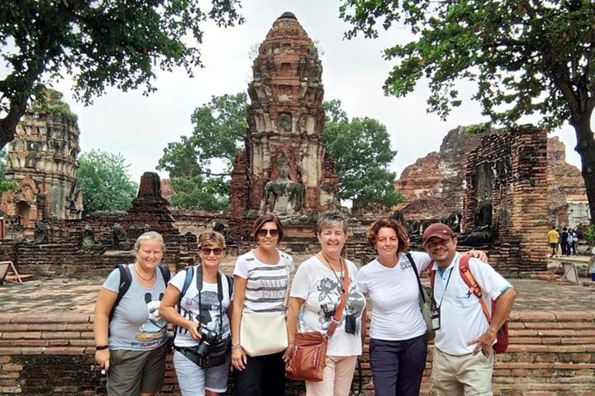 un gruppo di persone in piedi davanti a un tempio