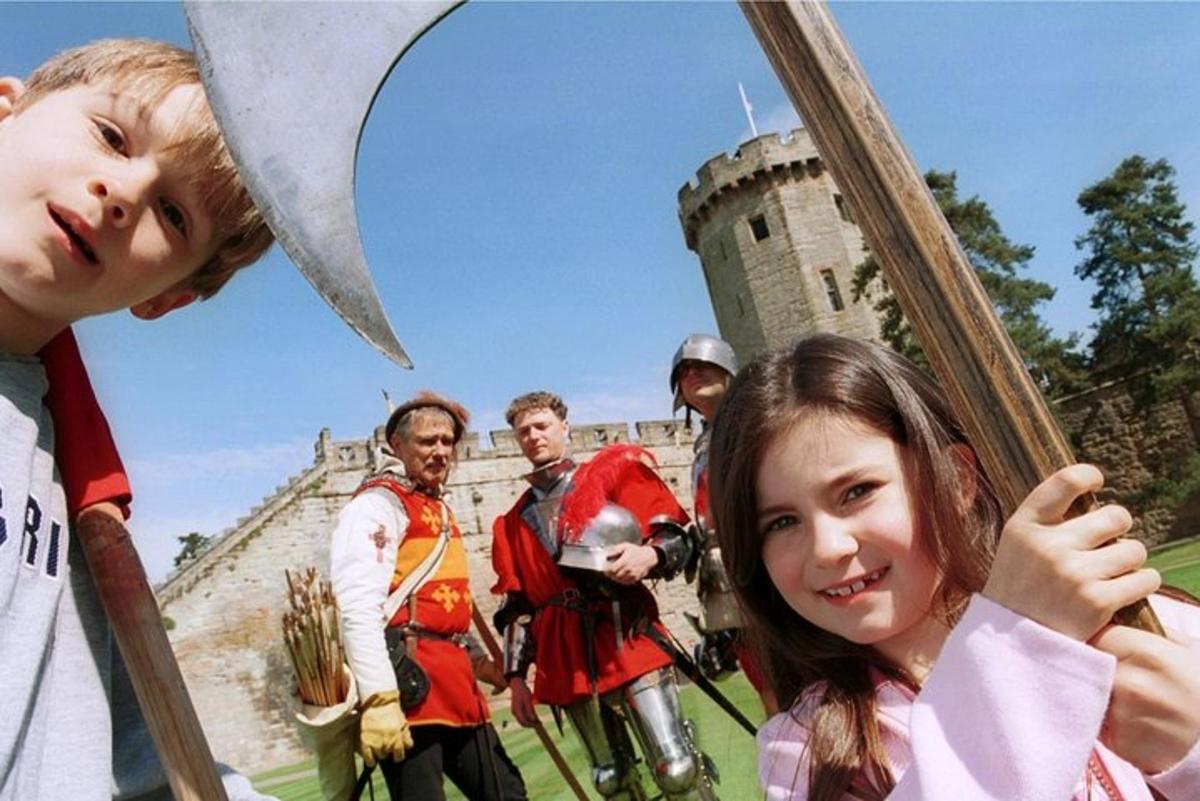 Una niña sosteniendo una foto de un castillo
