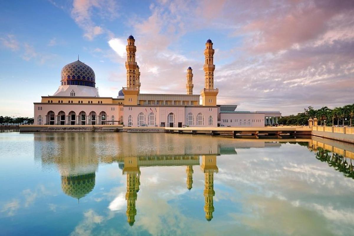 una moschea con il suo riflesso nell'acqua