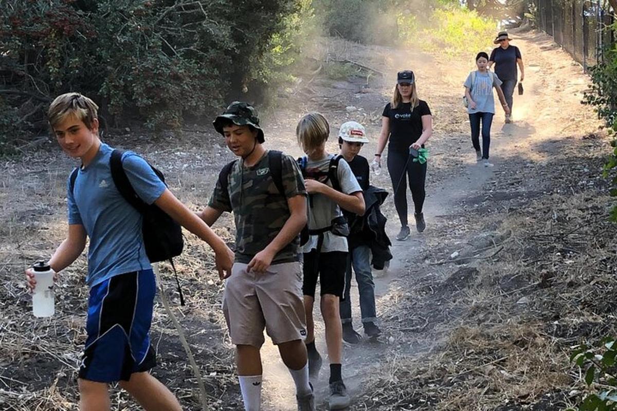 skupina dětí jdoucích po prašné cestě