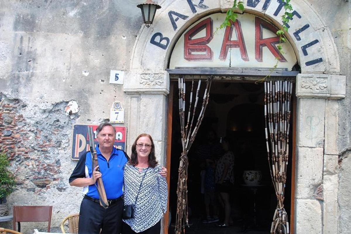 un uomo e una donna in piedi davanti a un bar