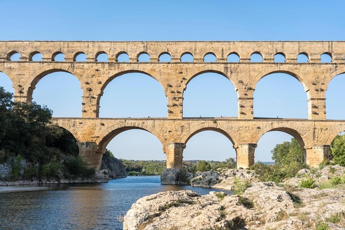 a bridge over a river with six arches