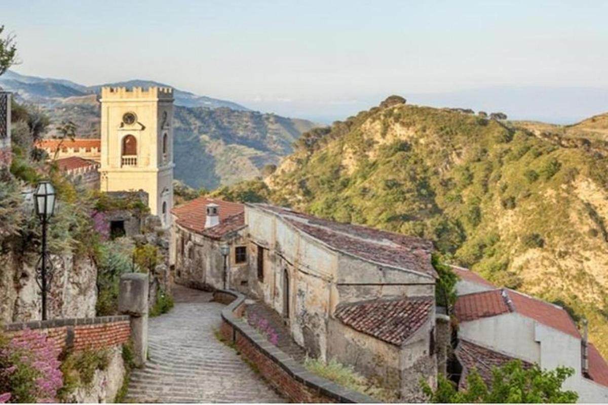 un vecchio edificio con una torre dell'orologio su una montagna
