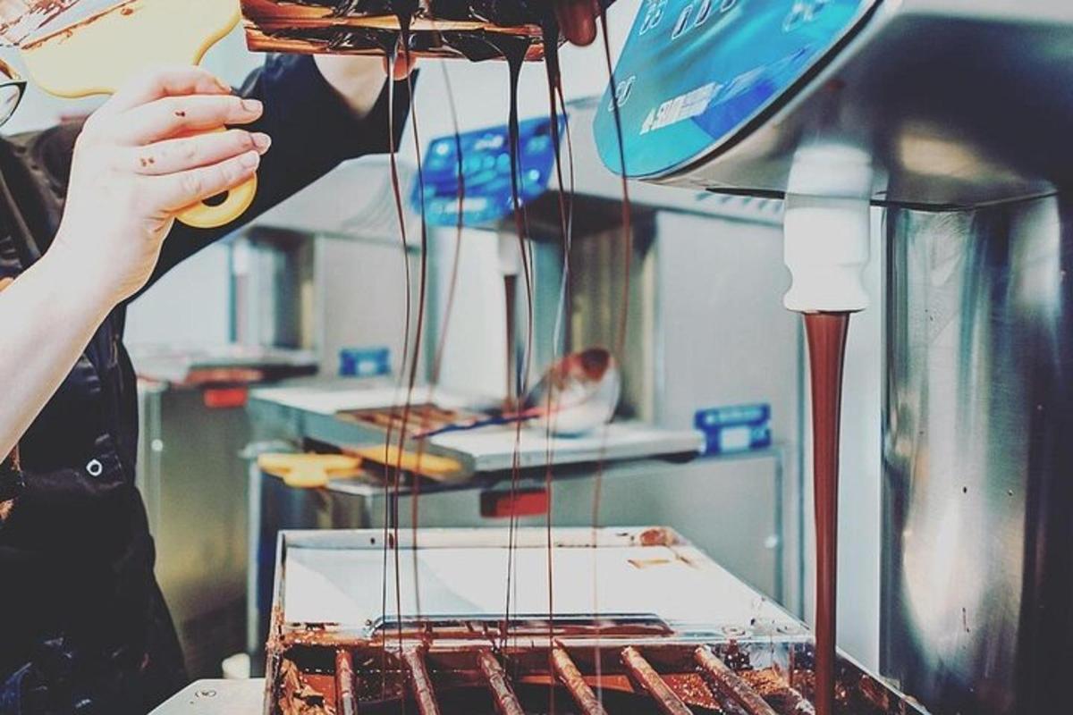 oseba dela kos torte v stroju